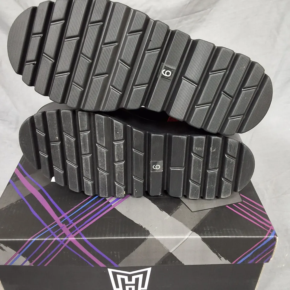 BOXED KOI MONSTER HIGH GHOULIA YELPS GORE-GEOUS PLATFORM BOOTS IN BLACK -UK6