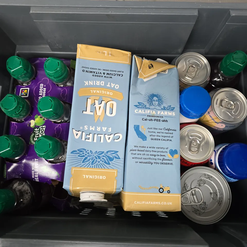 APPROXIMATELY 16 ASSORTED FOOD & DRINKS TO INCLUDE CALIFIA FARMS OAT DRINK, AQUA LIBRA SPARKLING WATER, PILCHARDS IN TOMATO SAUCE, ETC - COLLECTION ONLY