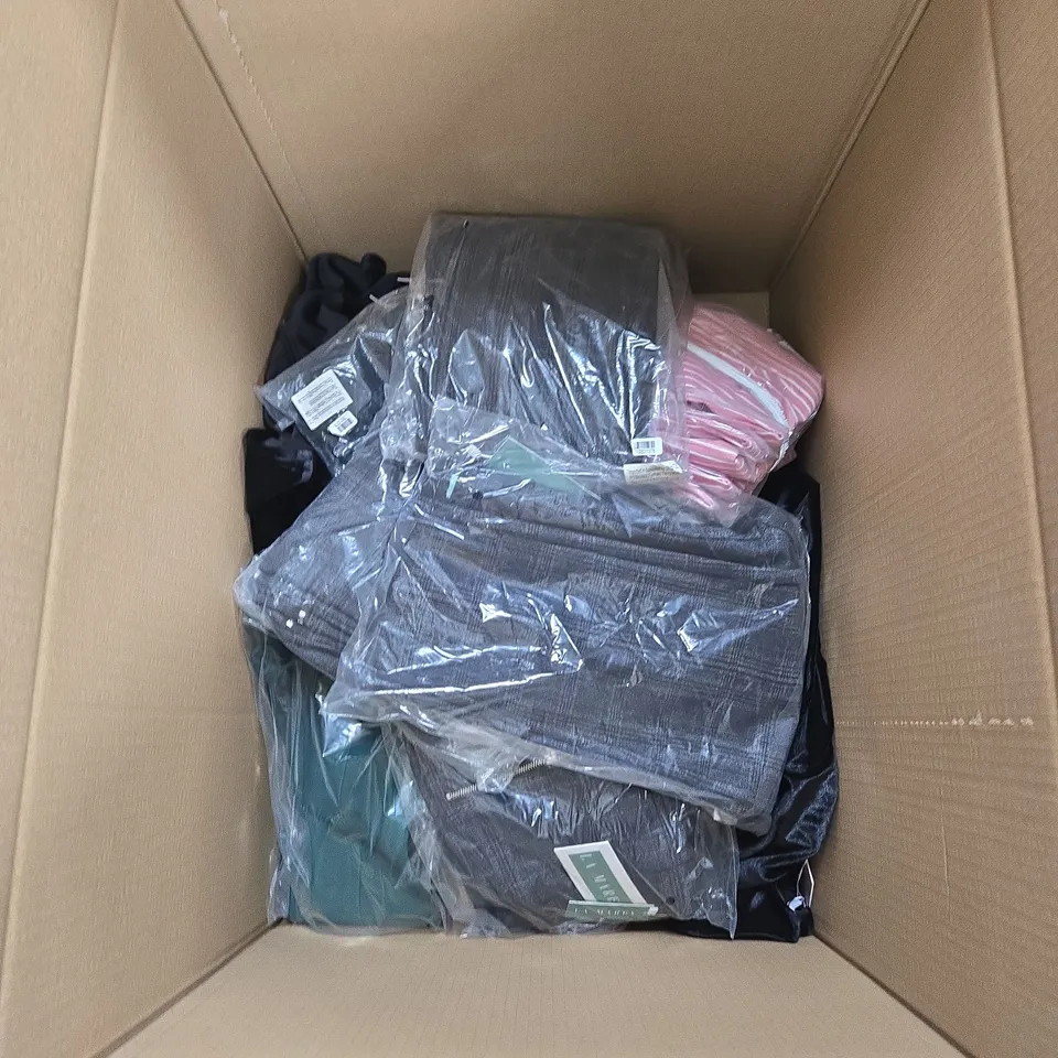 SET OF 3 PACKAGED CLOTHING ITEMS - GREEN, PINK AND NAVY WOMEN'S CLOTHING BUNDLE – APROX 20 ITEMS TO INCLUDE CLOTHING ITEMS 