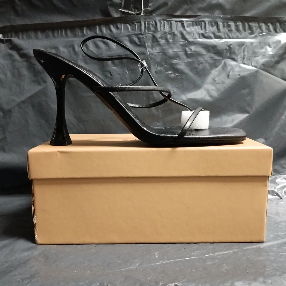 BOXED PAIR OF SIMMI LONDON OPEN TOE HEELED SANDALS IN BLACK SIZE UK 7