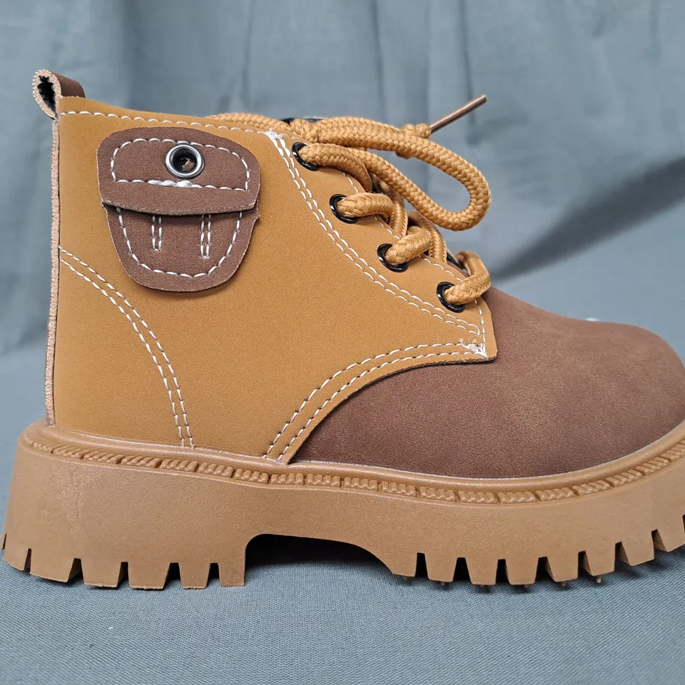 BOXED PAIR OF DESIGNER KIDS ANKLE BOOTS IN TAN EU SIZE 24