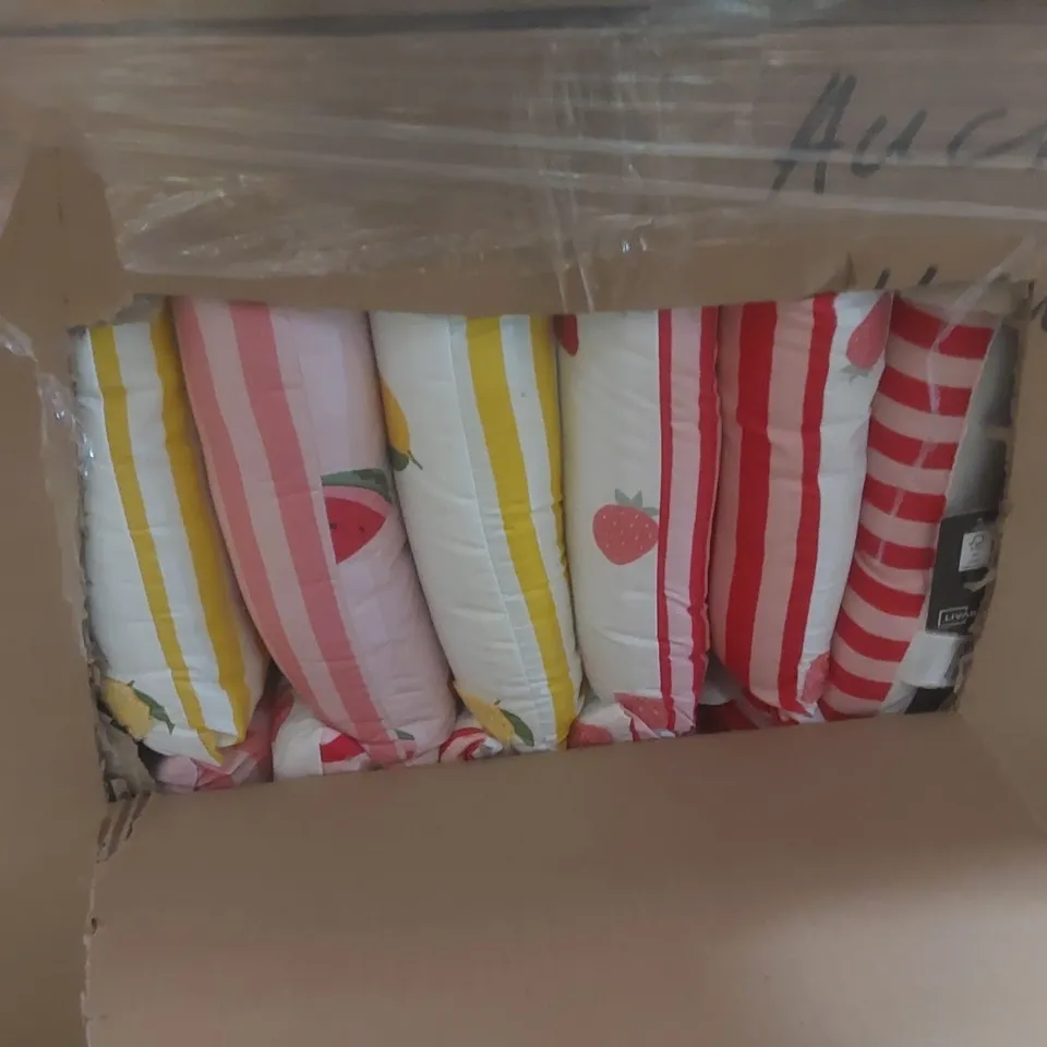 PALLET CONTAINING A LARGE QUANTITY OF BEDDING PRODUCTS AND OUTDOOR CUSHIONS