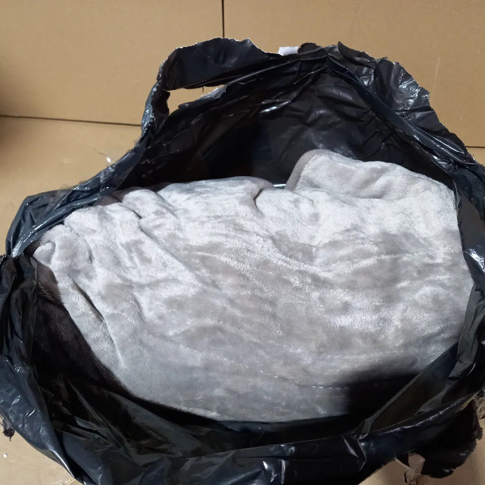 COZEE HOME HEATED PLUSH WEARABLE BLANKET IN GREY