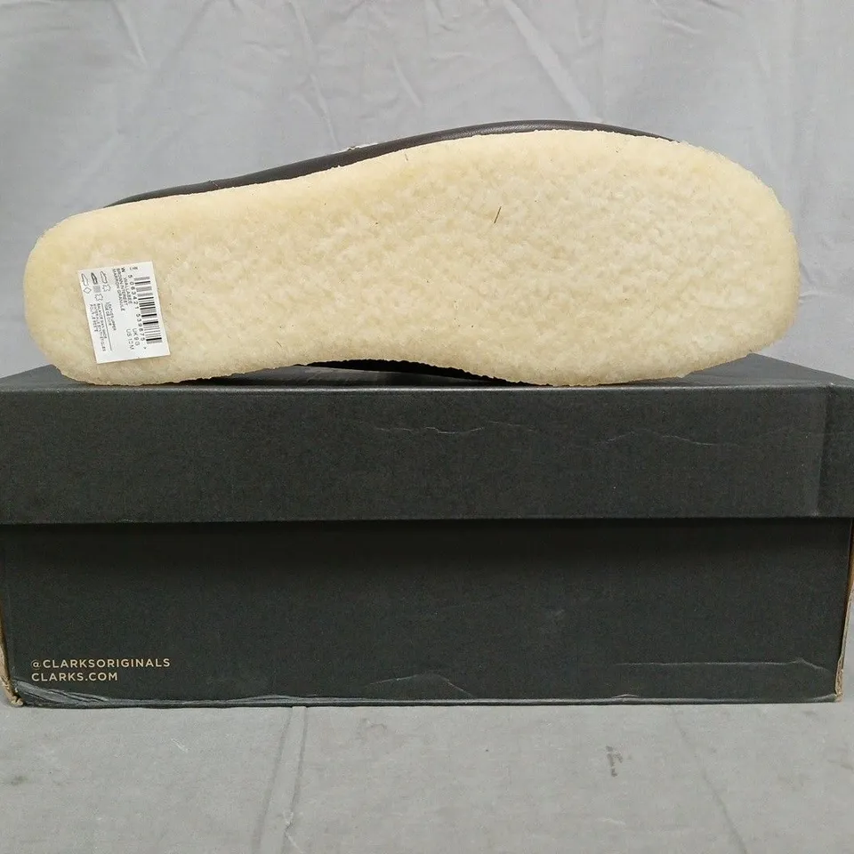 BOXED PAIR OF CLARKS ORIGINALS WALLABEE SHOES IN BROWN SIZE UK 9