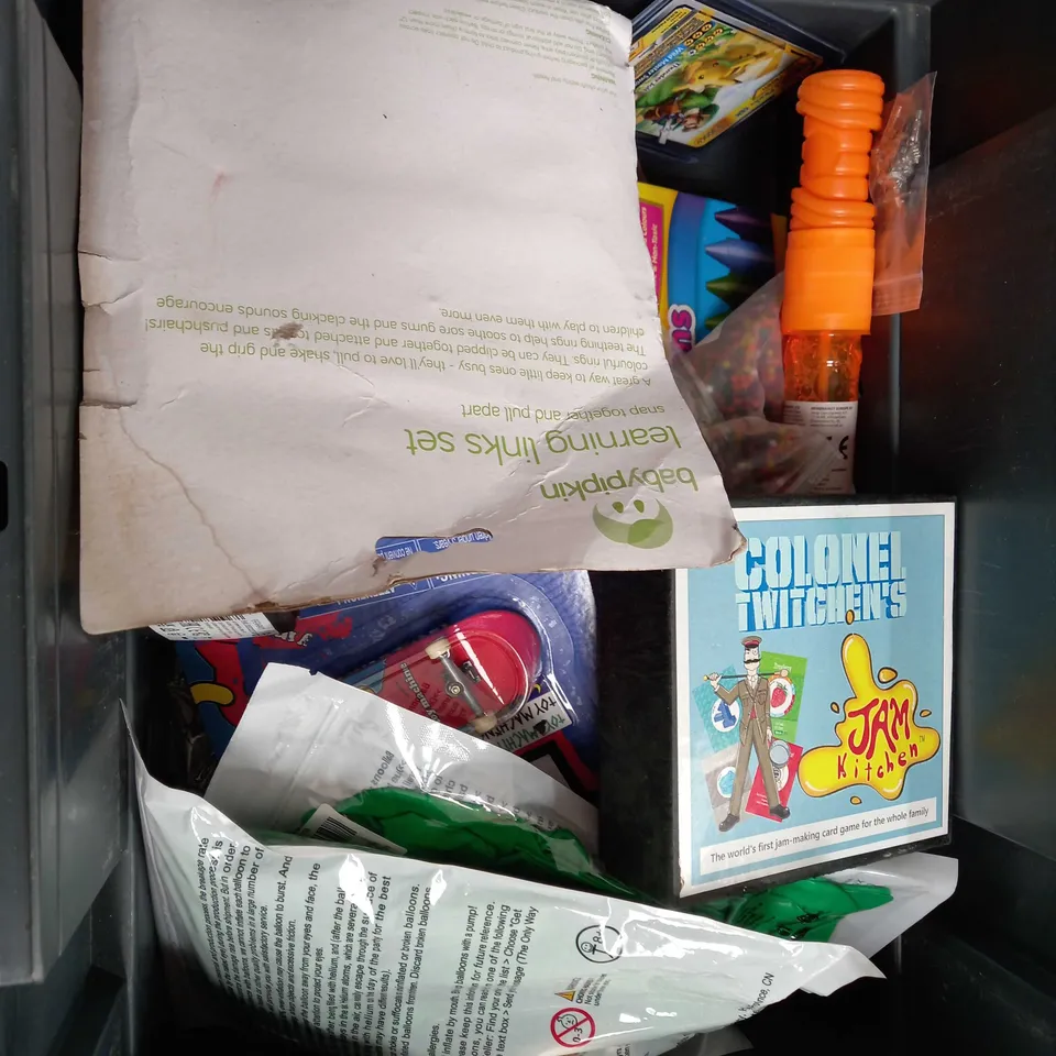 BOX OF APPROX 20 ASSORTED TOYS TO INCLUDE -  WELLY NEX RANGE ROVER EVOQUE - DISNEY PRINCESS TEAR OFF COLOURING BOOK - NEW AGE SCARAMANGA MODEL ECT 
