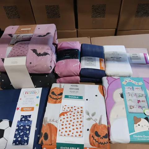 BOX OF APPROXIMATELY 15 ASSORTED BEDDING AND SOFT FURNISHING ITEMS TO INCLUDE - DUVET SETS, FITTED SHEETS, AND PILLOWCASES ETC.