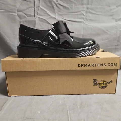 BOXED PAIR OF DR MARTENS POLLEY II BOW KIDS SHOES IN BLACK SIZE UK 13