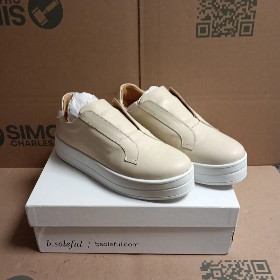 BOXED PAIR OF B.SOLEFUL LEATHER FLATFORM LACELESS TRAINERS - 6