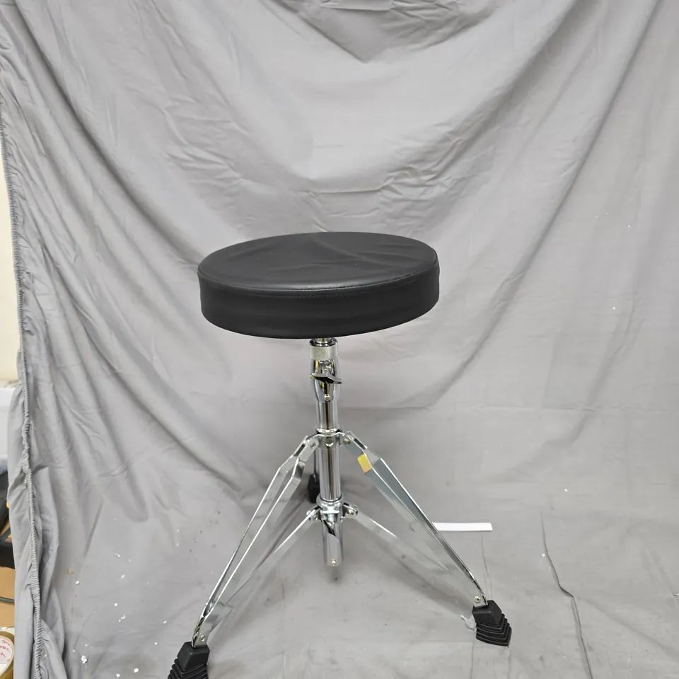GEAR4MUSIC T-1B DRUM THRONE STOOL – BLACK