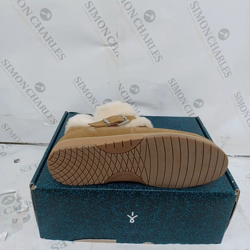 PAIR OF BOXED EMU OXLEY FUR CUFF BOOTS SIZE 6