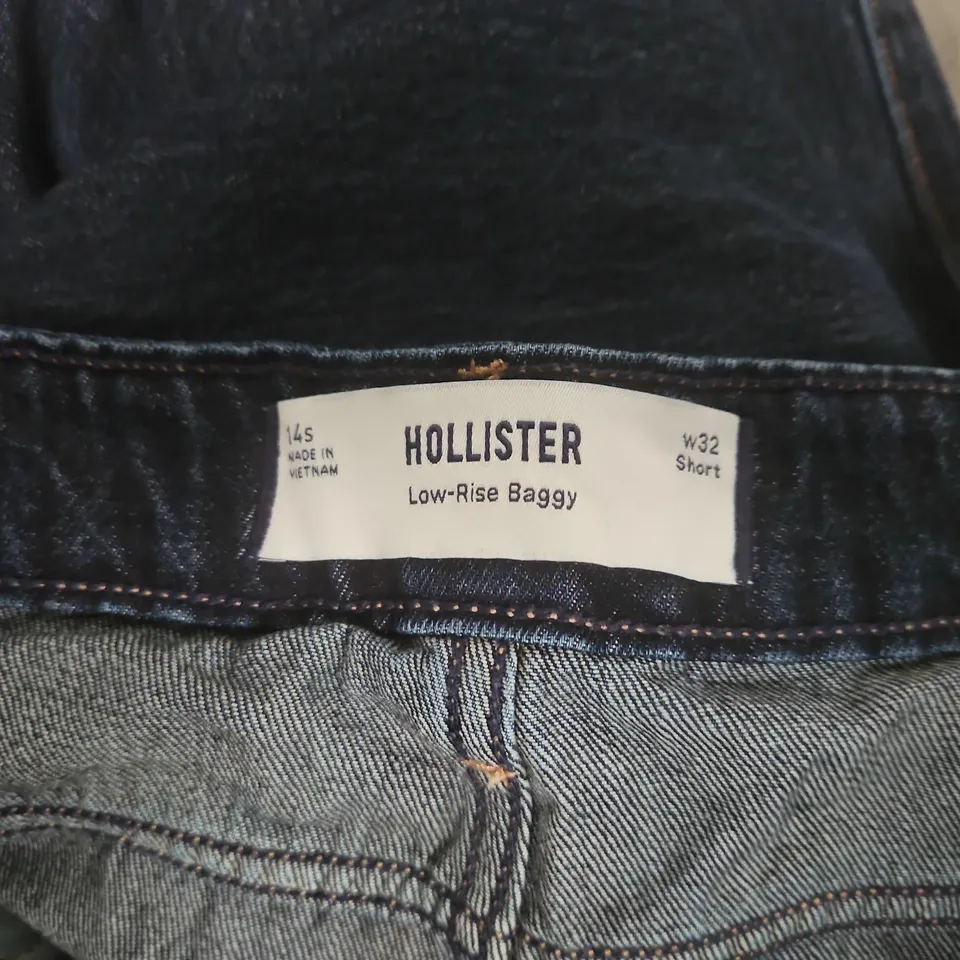 HOLLISTER LOEW RISE BAGGY JEANS IN DARK BLUE - W32 SHORT 14S