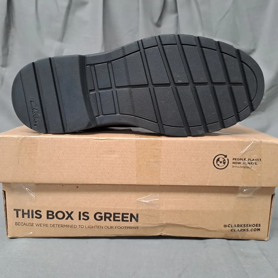 BOXED PAIR OF CLARKS SHOES IN BLACK UK SIZE 5.5