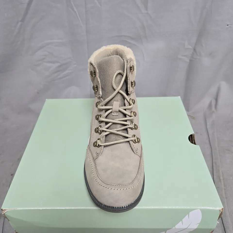 FREE SPIRIT BEIGE HIKING BOOTS WITH SHEARLING LINING – PAIR, UNBRANDED SIZE 6