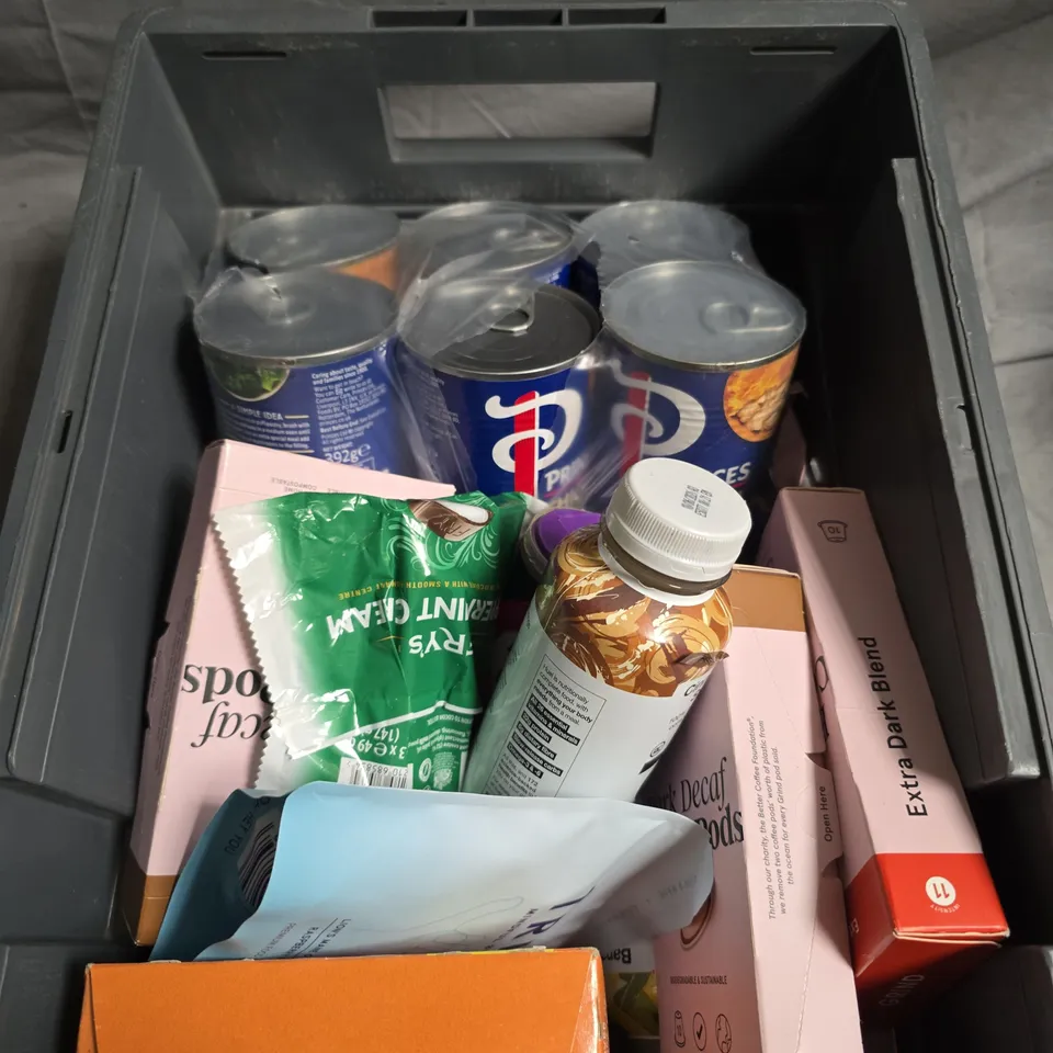 APPROXIMATELY 10 ASSORTED FOOD/DRINK PRODUCTS TO INCLUDE HUEL DRINKS, GRIND COFFEE PODS, PEPPERMINT CREAMS ETC 