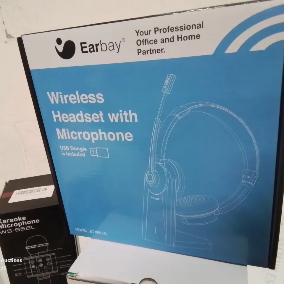 BOX CONTAINING LARGE AMOUNT OF BOXED ELECTRICAL ITEMS TO INCLUDE: FULL PODCAST SET UP, HEADPHONES, PHONE CASES, VARIOUS LIGHT BULBS, SPOTLIGHTS, 3D LCD PRINTING FLUID, LED STRIP LIGHTS ETC.