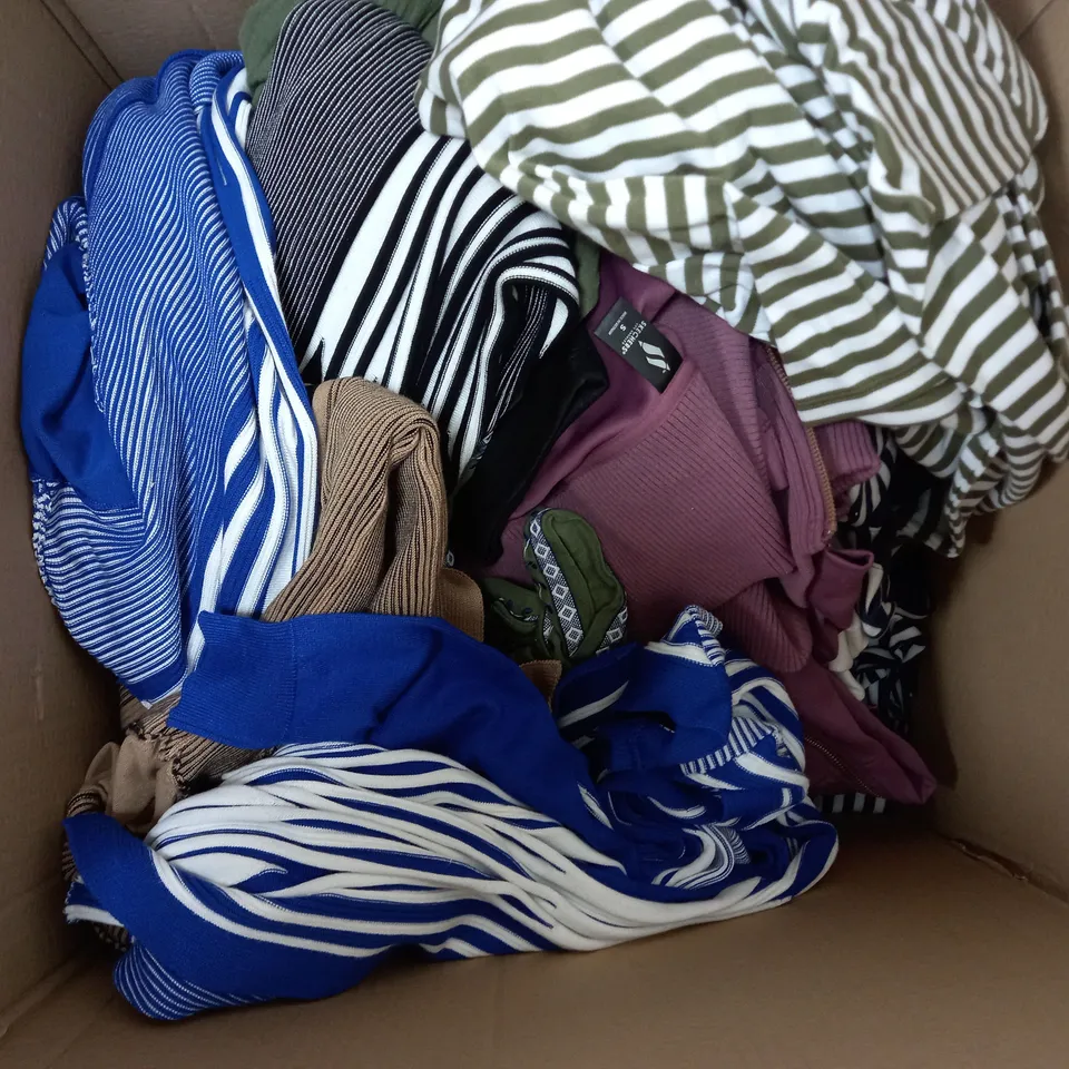BOX OF APPROX 20 ASSORTED CLOTHING ITEMS TO INCLUDE - JUMPERS - TOPS 