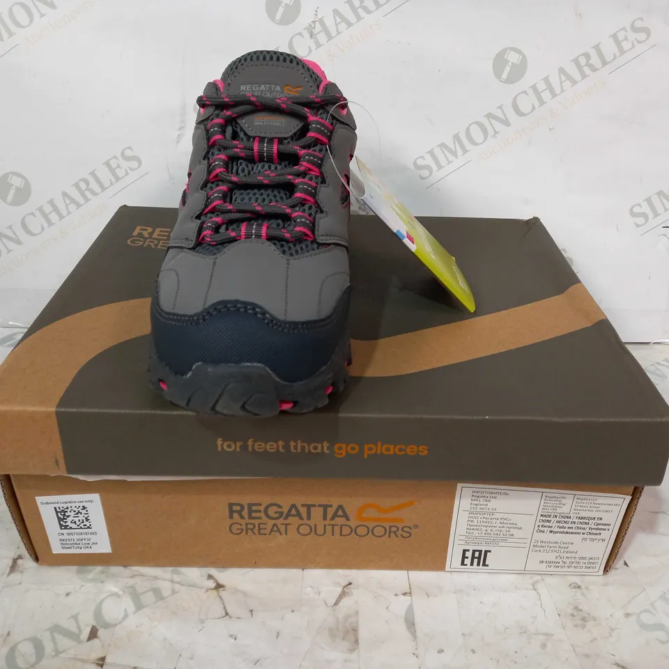 BOXED PAIR OF REGATTA  HOLCOMBE LOW SHOES IN GREY/PINK UK SIZE 4