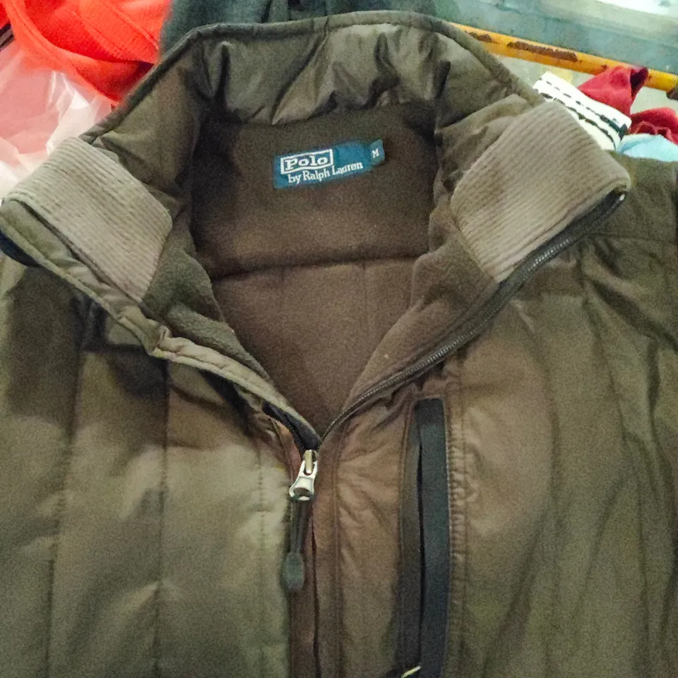 LARGE QUANTITY OF ASSORTED CLOTHING ITEMS TO INCLUDE RALPH LAUREN AND LEVIS