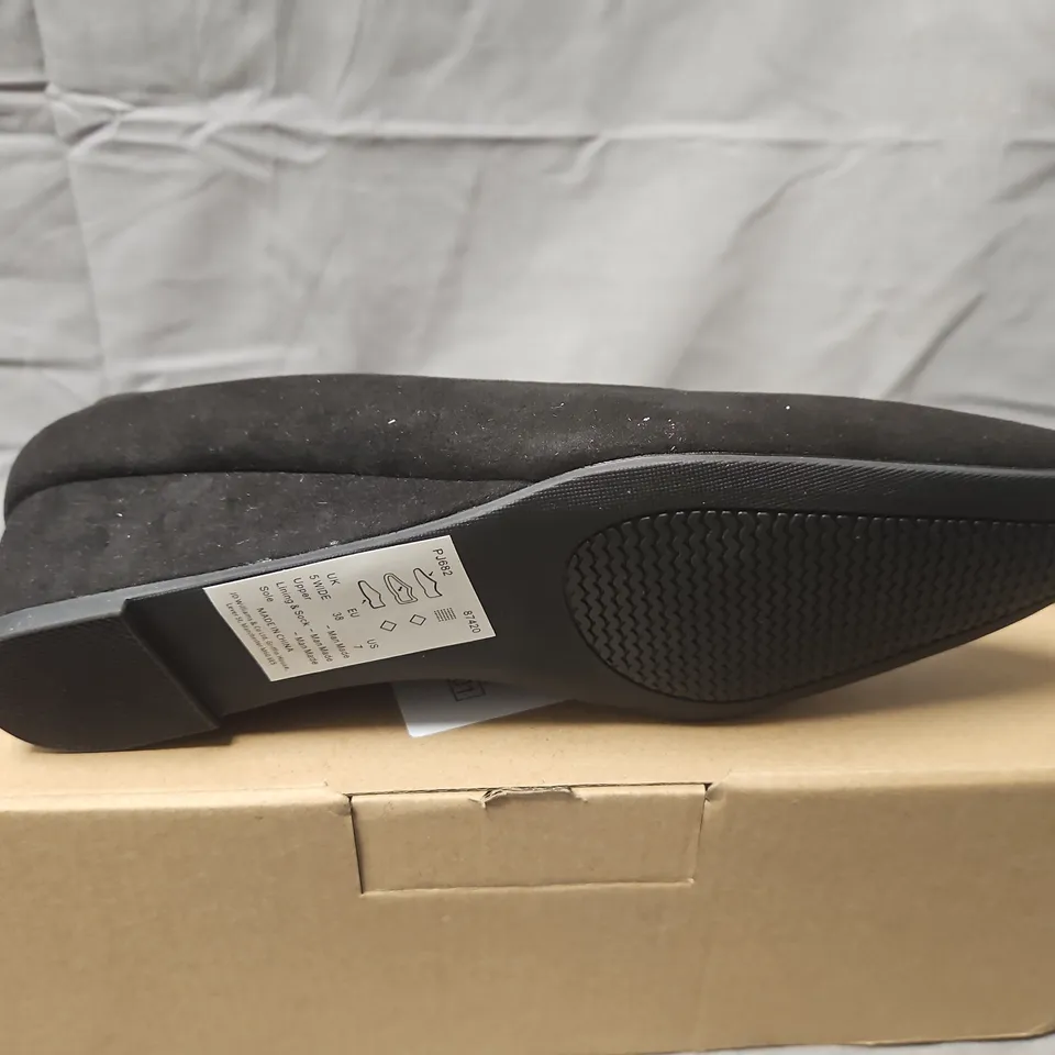 BOXED JD WILLIAMS VALENTINA WIDE FIT SOFT BLACK COURT SHOES – UK 5