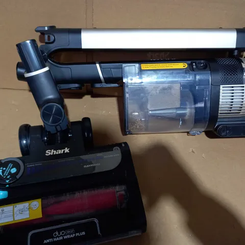 SHARK STRATOS CORDLESS VACUUM W/ANTI HAIR WRAP & CLEAN SENSE IQ IZ400UKT