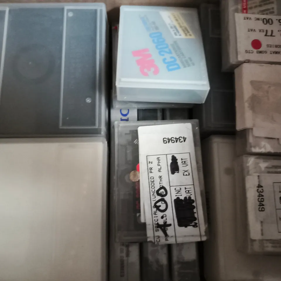 BOX OF APPROXIMATELY 20 ASSORTED COMPUTER/DATA CARTRIDGES IN VARIOUS MAKES AND MODELS