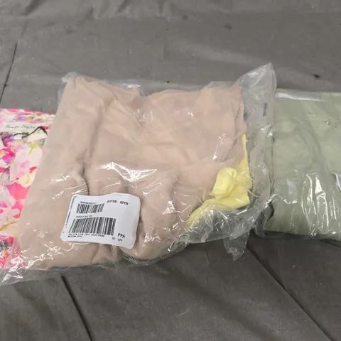 APPROXIMATELY 10 ASSORTED WOMENS CLOTHING PRODUCTS IN VARIOUS BRANDS TO INCLUDE DRESSES, TOPS ETC