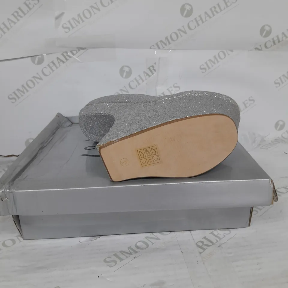 BOXED PAIR OF CASANDRA PLATFORM STRAP SHOE IN SILVER GLITTER SIZE 5