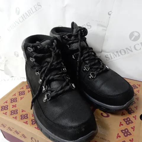 UNBOXED SKECHERS SYNERGY WARM TECH BOOTS, BLACK - SIZE 5