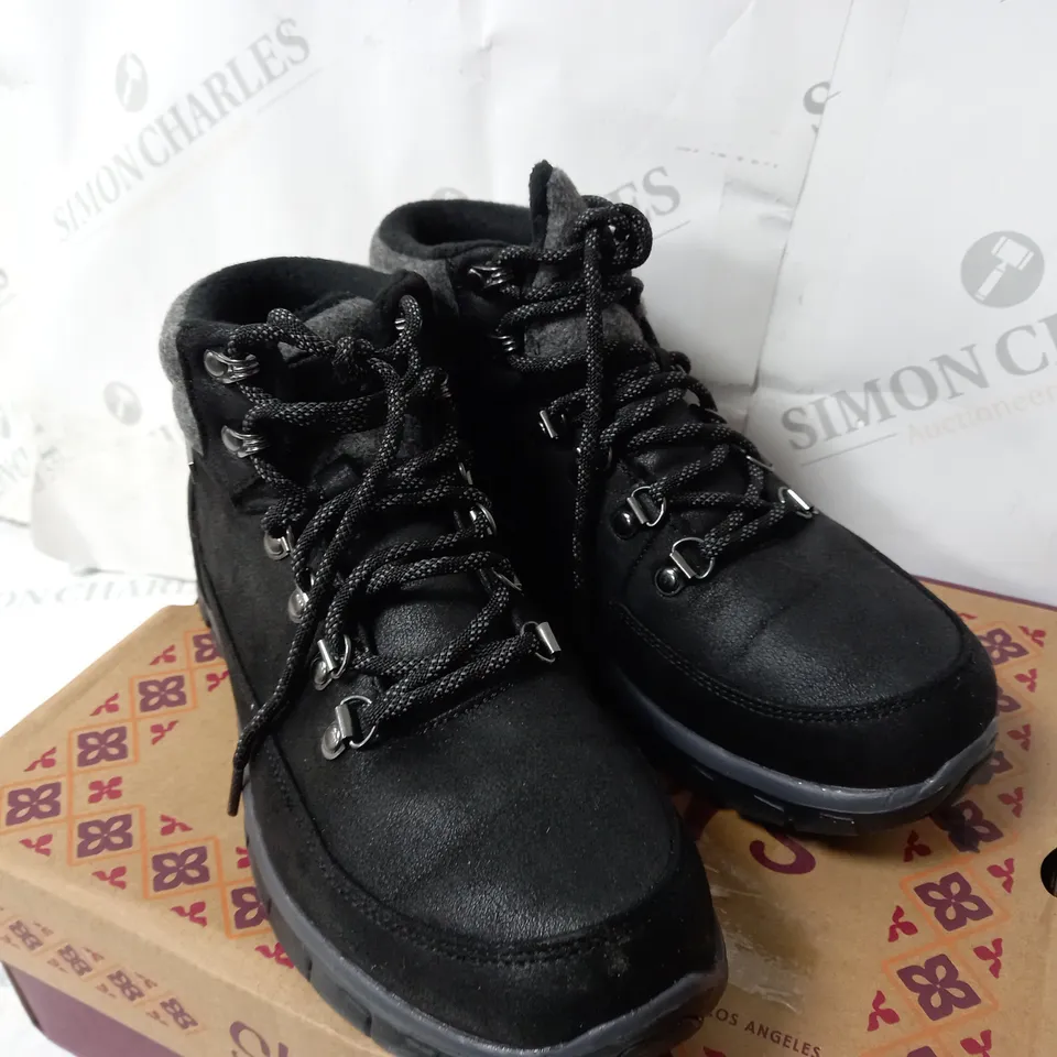 UNBOXED SKECHERS SYNERGY WARM TECH BOOTS, BLACK - SIZE 5