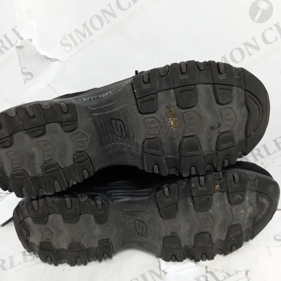 BOXED SKETCHERS D LITES LACE TRAINER IN BLACK SIZE 5