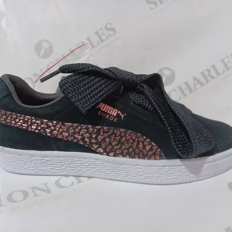 PAIR OF PUMA SUEDE TRAINERS IN BLACK/METALLIC ROSE UK SIZE 3