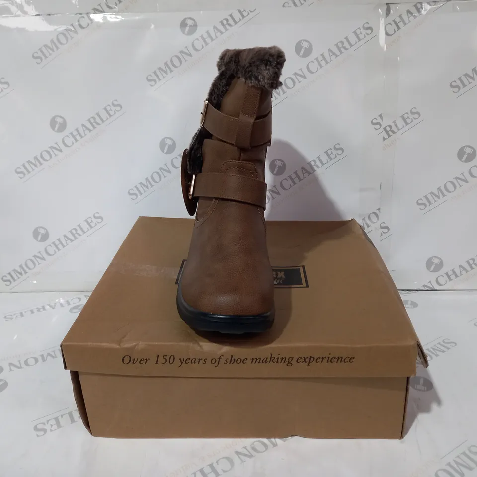 BOXED PAIR OF THERMO-TEX BY CUSHION-WALK BOOTS IN TAN SIZE 6