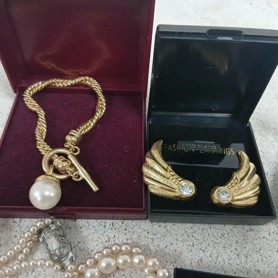ASSORTED PEARL & COSTUME JEWELLERY LOT – NECKLACES, BRACELETS & BROOCHES