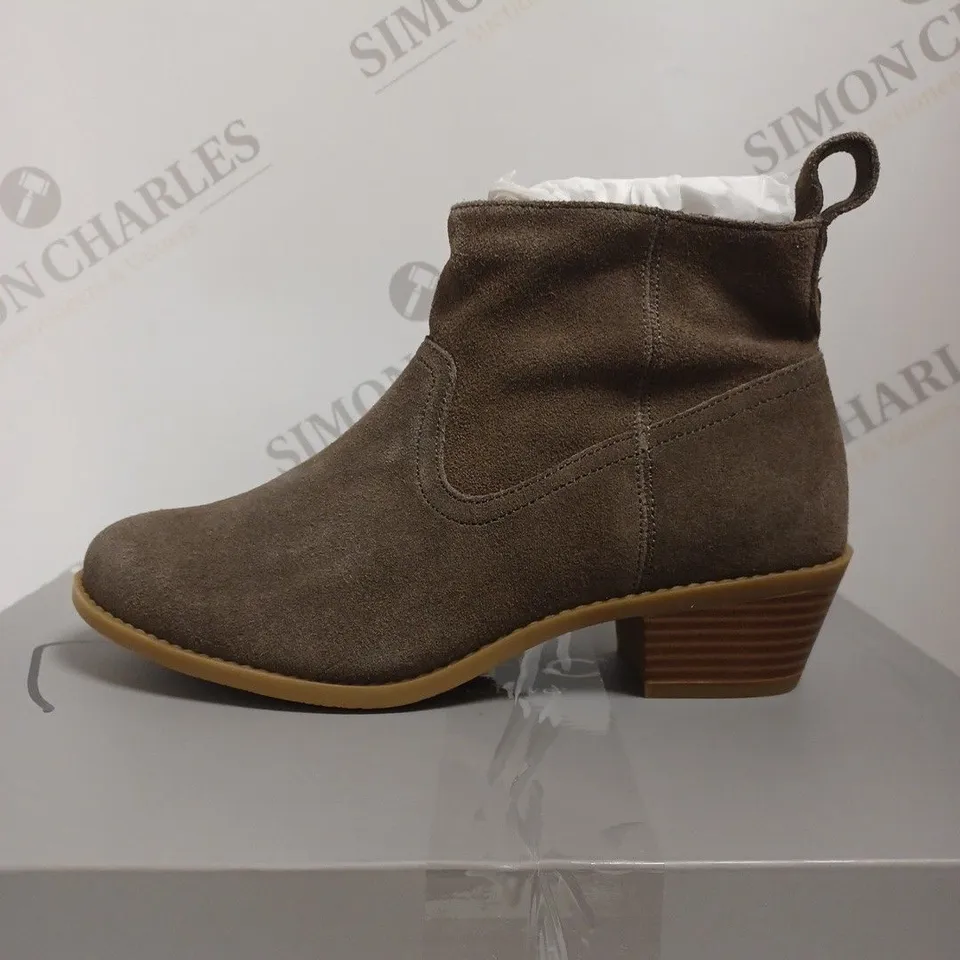BOXED VIONIC VERA ANKLE BOOTS, GRIEGE - SIZE 4 