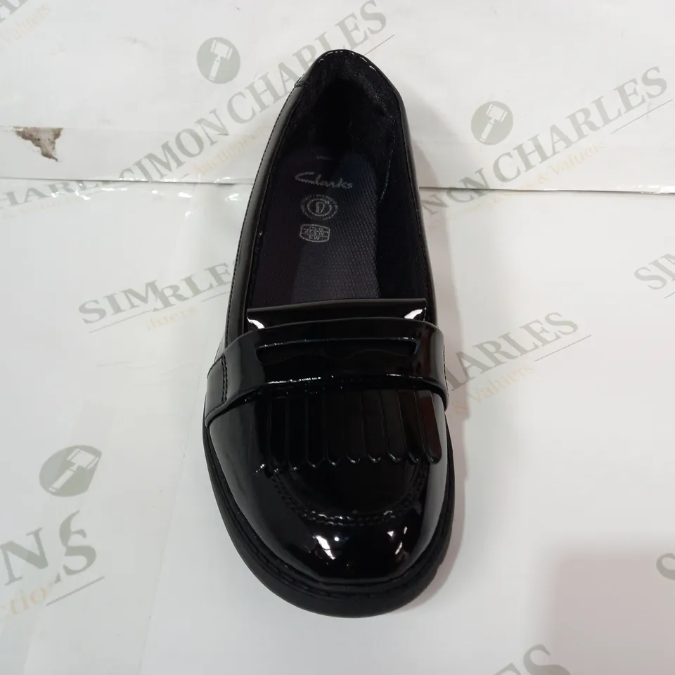 BOXED PAIR OF CLARKS SCALA BRIGHT Y SLIP-ON SHOES IN GLOSSY BLACK UK SIZE 7.5