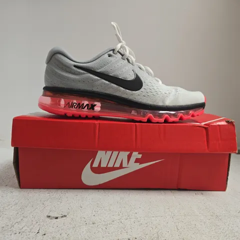 BOXED PAIR OF NIKE AIR MAX TRAINERS IN WHITE-GREY GRADIENT/BLACK/RED SIZE UK 8