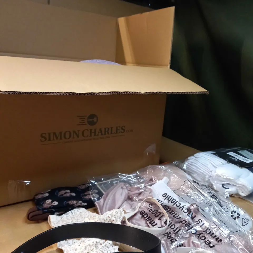 LOT OF APPROX. 15 ASSORTED CLOTHING ACCESSORIES  IN VARYING SIZES/COLOURS/STYLES TO INCLUDE: THERMAL SOCKS, BRA'S, BELTS