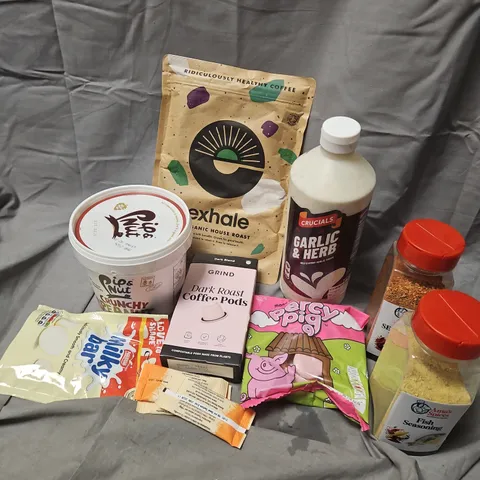 APPROXIMATELY 12 ASSORTED FOOD & DRINK ITEMS TO INCLUDE GRIND DARK ROAST COFFEE PODS, PERCY PIG SWEETS, GARLIC HERB SAUCE, ETC - COLLECTION ONLY