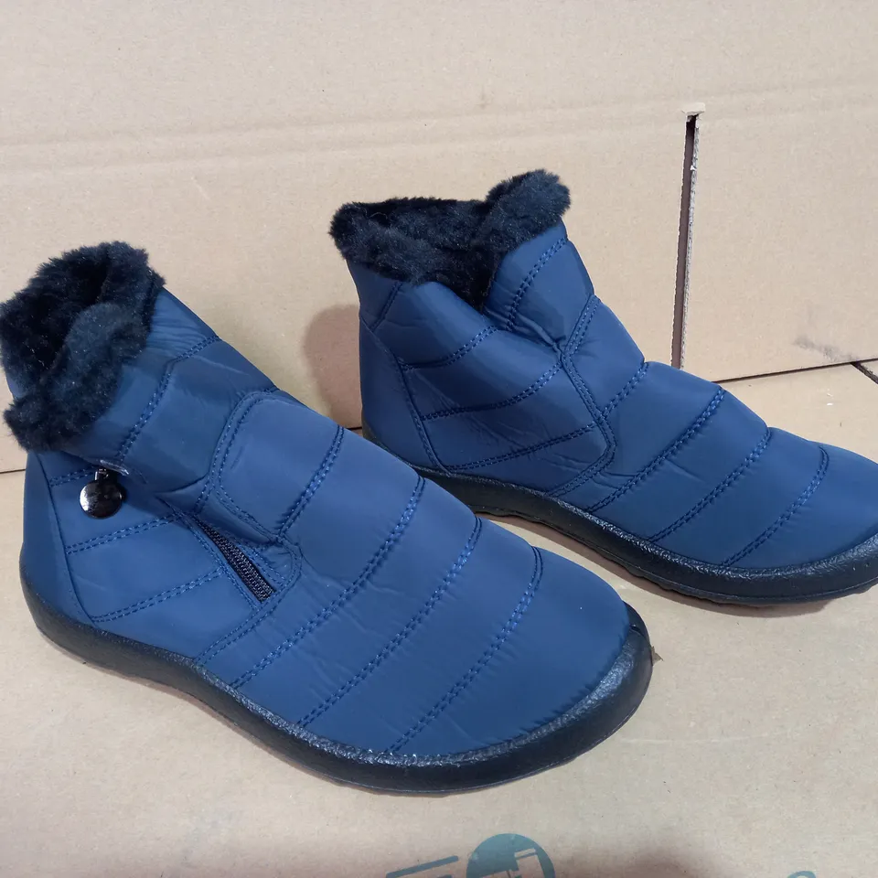 PAIR OF SIZE 39 NAVY FOOTWEAR