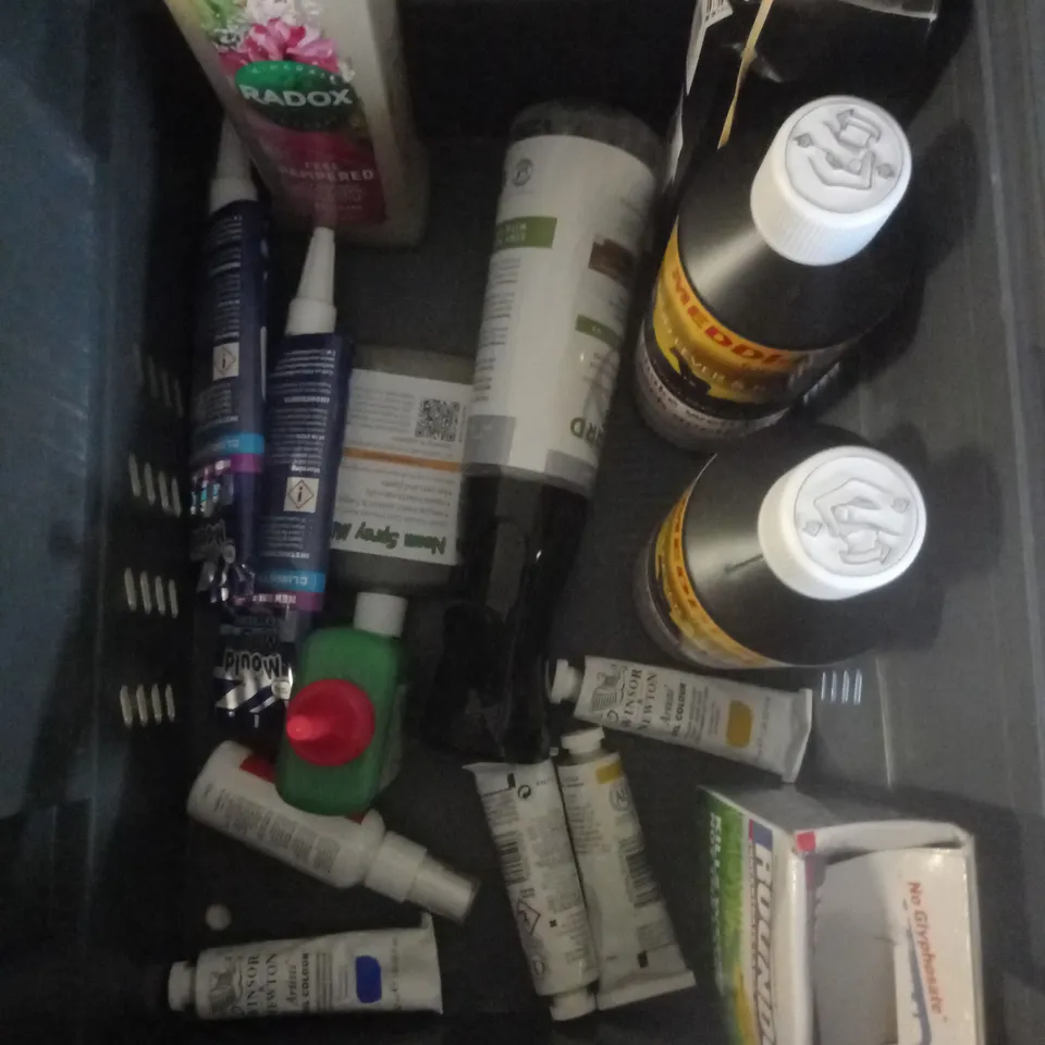 APPROXIMATELY 20 ASSORTED HOUSEHOLD CLEANING & UTILITY PRODUCTS TO INCLUDE HG TILE CLEANER, METHOD ALL FLOOR CLEANER, MINIML LAUNDRY LIQUID REFILL ETC