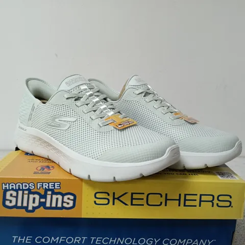 BOXED PAIR OF SKECHERS SNEAKERS – SIZE 7
