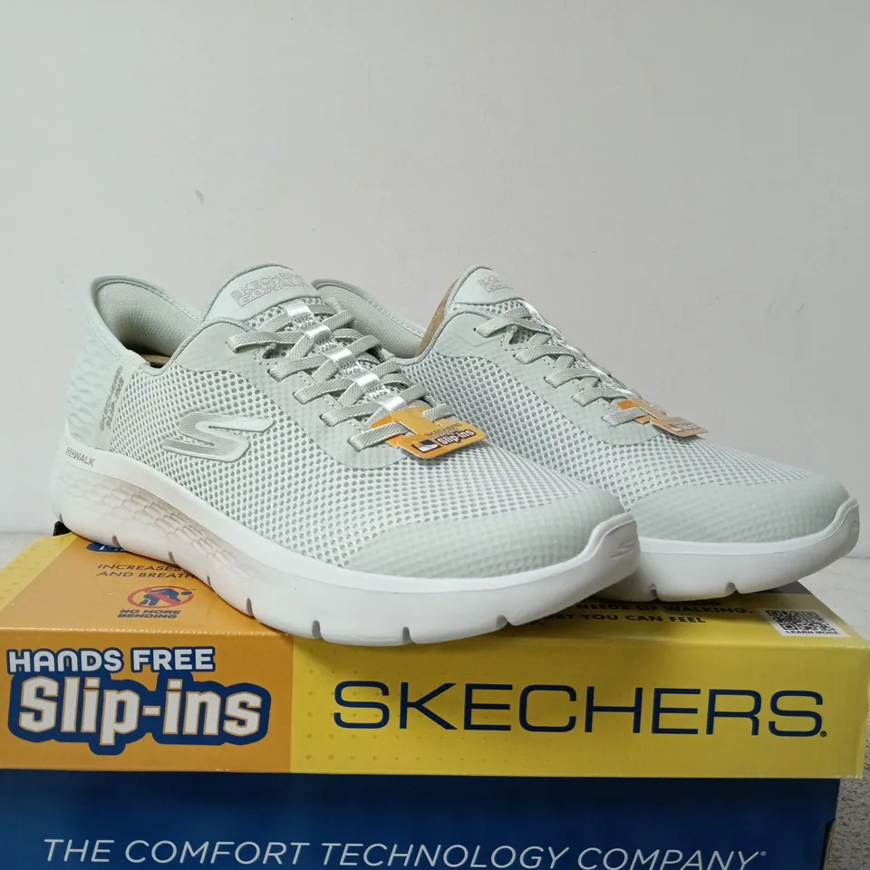 BOXED PAIR OF SKECHERS SNEAKERS – SIZE 7