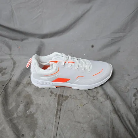 GRAYS AEROCAGE WHITE ATHLETIC SNEAKERS WITH ORANGE ACCENTS SIZE 11.5
