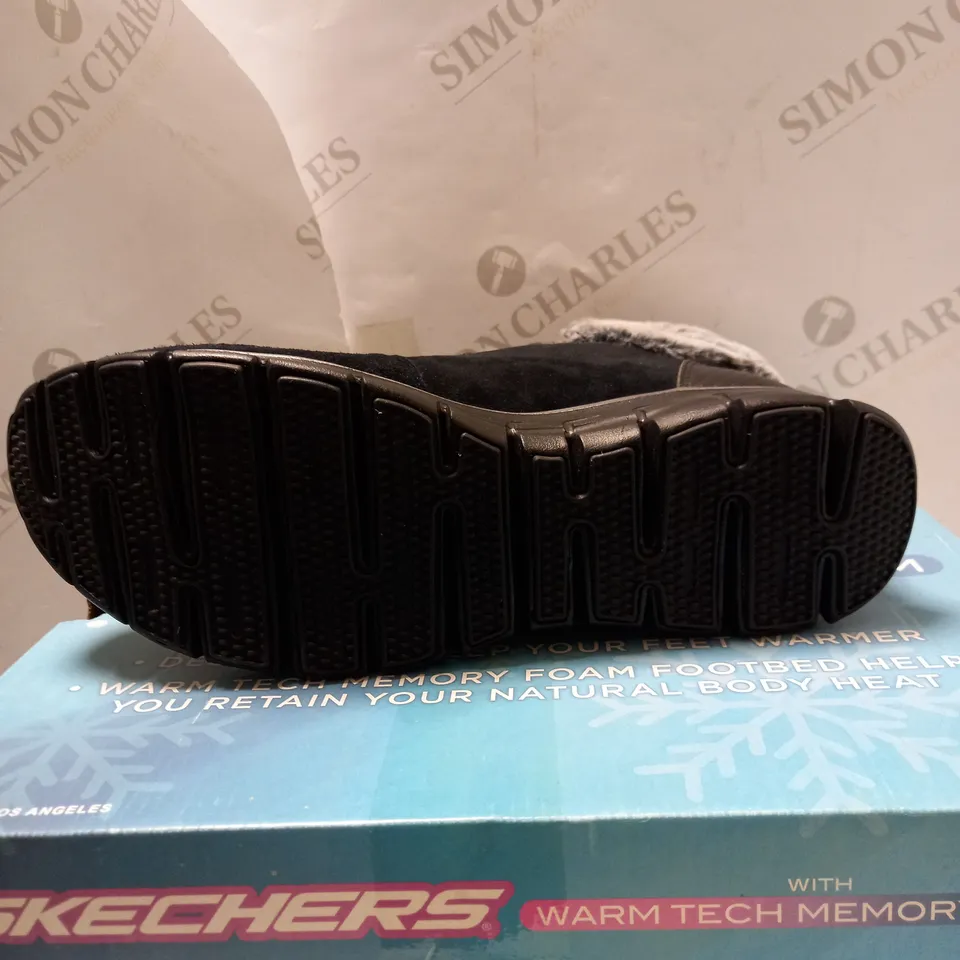 SKECHERS SYNERGY LACE BOOTS - SIZE 8