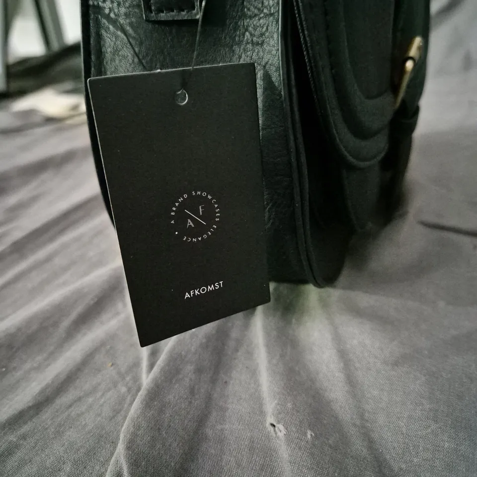 AFKOMST BLACK LEATHER CROSSBODY BAG WITH FRONT BUCKLE