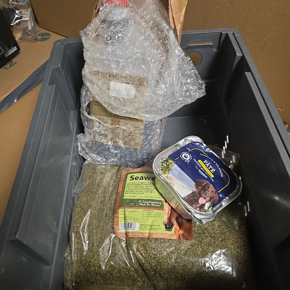 APPROXIMATELY 4 ASSORTED PET FOOD ITEMS INCLUDING SEAWEED HORSE COMPLEMENT FEED AND PATE FOR DOGS 