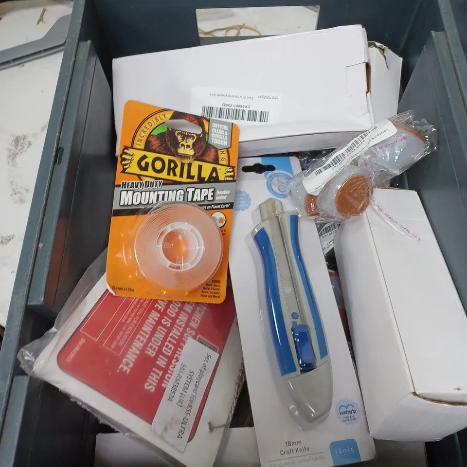BOX OF APPROXIMATELY 20 ASSORTED HOUSEHOLD ITEMS TO INCLUDE LIGHTING, PLUG SOCKET AND PAINTBRUSHES