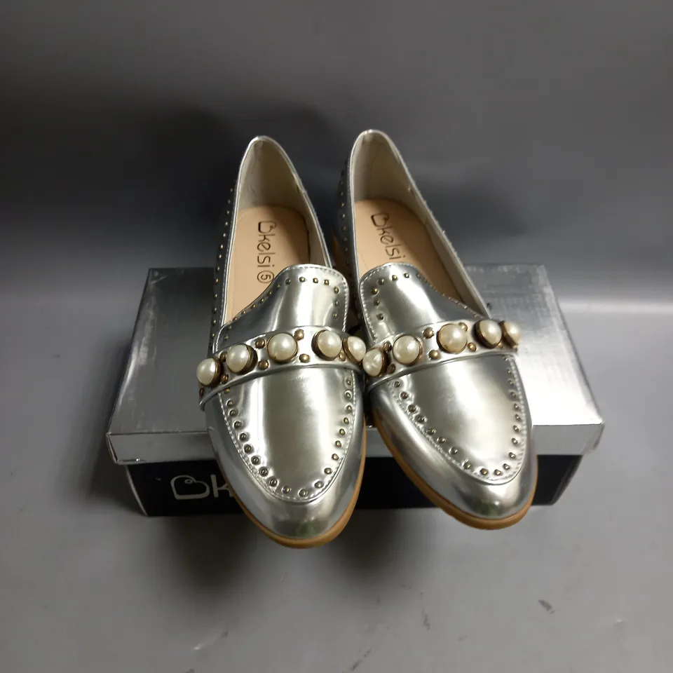 BOXED KELSI LADIES FLAT SHOES SILVER WITH BEADING DETAIL. SIZE 5