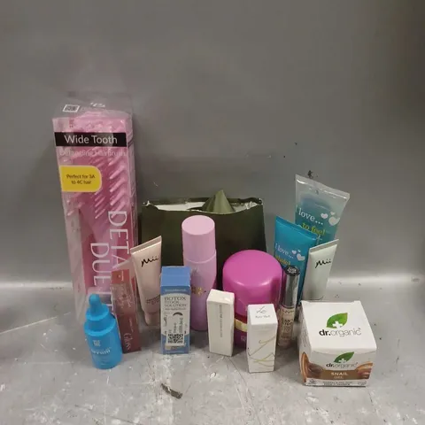 APPROXIMATELY 20 ASSORTED COSMETIC ITEMS TO INCLUDE - GIVE ME FACE TONER - MII FACE PRIMER - ESTRID RAZER - ETC