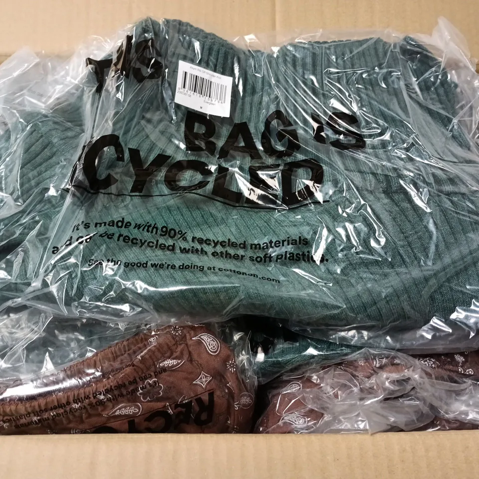 APPROXIMATELY 25 ASSORTED CLOTHING ITEMS IN VARIOUS SIZES, COLOURS & STYLES TO INCLUDE GARAGE KNIT, EMILT MICRO TOP, ASYM RIB OFF SHOULDER KNIT, ETC